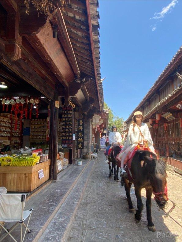 女生买柚子闲置20多天按压冒灰烟，为何会出现这一现象？游戏画面